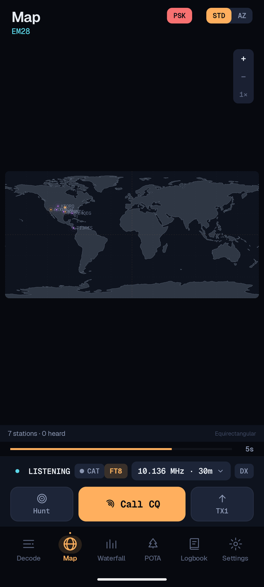 FT8AF の Map タブ：聞こえている局をマーカーとしてプロットする世界地図。グリッドロケーター EM28、局数のカウント、PSK / 標準 / 方位図の投影切り替えが表示されている。
